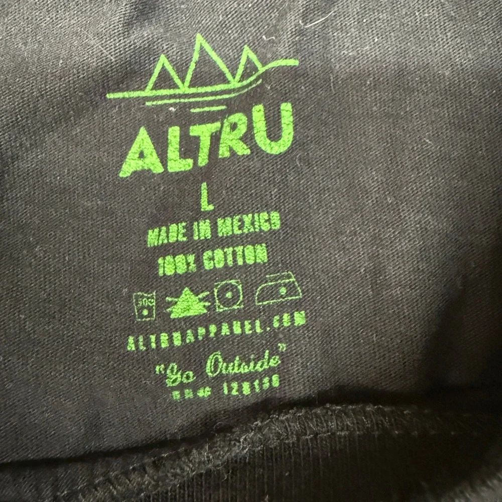 Altru Graphic T-Shirt Size Large Black Green Water Your Plants Daily Flower Tee